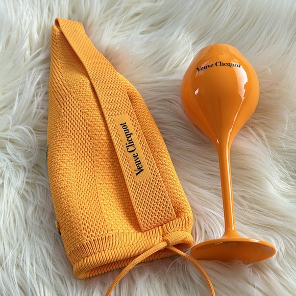 Limited Edition Veuve Clicquot Yellow Label Champagne patched cozy& goblet - Picture 2 of 3